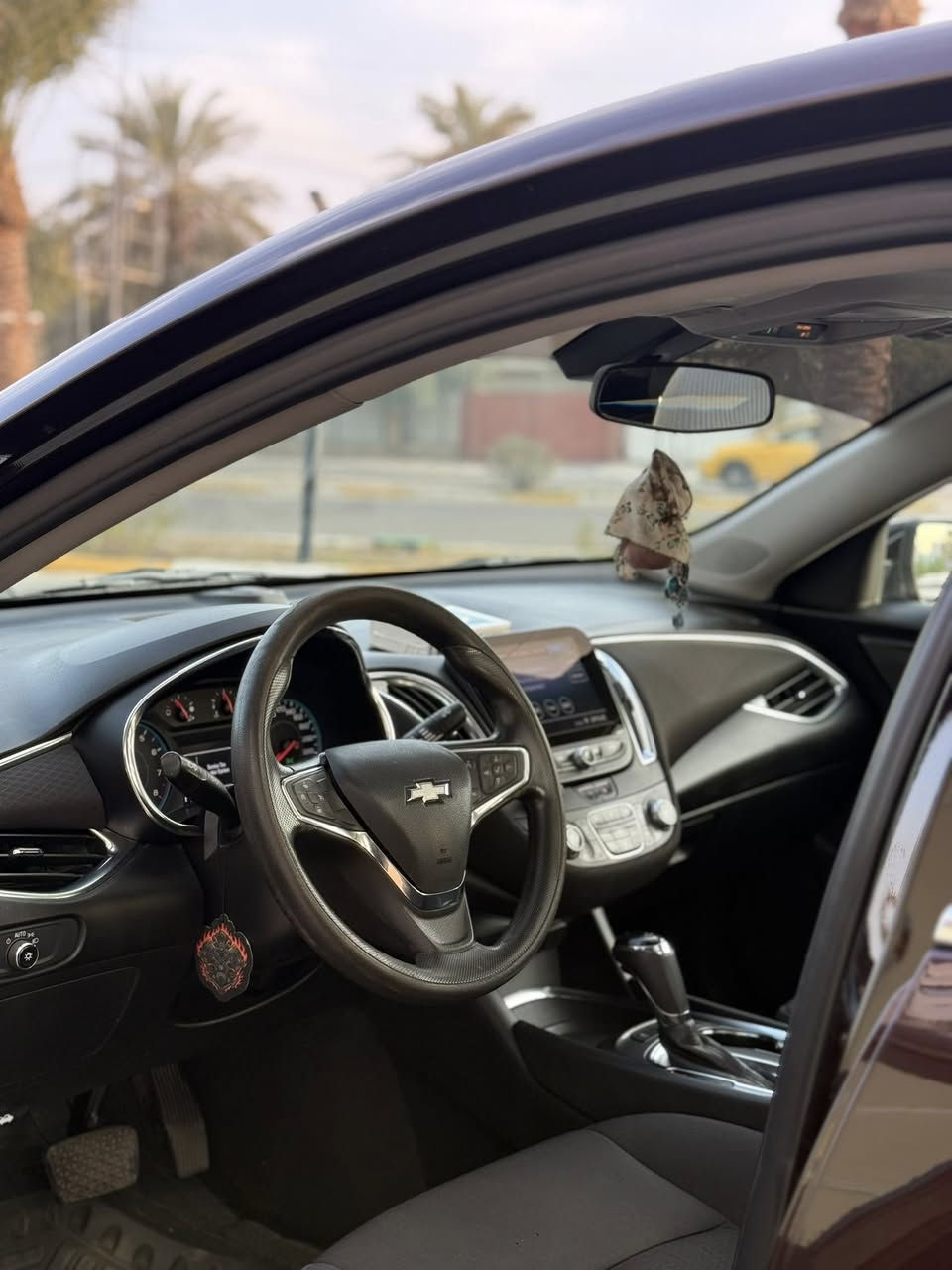 ماليبو ٢٠٢٠ Lt2  لون عنابي تجي فول مواصفات عدا الجلد رقم اربيل دولي باسمي شرط تحويل ماشيه ٦٠ المواصفات 
🚀بانوراما طكتين 
🚀 بصمة تشغيل 
🚀 بصمة ابواب 
🚀 رادارات جانبيه
🚀 حساسات خلفية 
🚀 شاشه ١٠ انج تدعم كاربلي 
🚀 كامره خلفيه دواره 
🚀 اوتو ستوب 
🚀 كشنات تدفئه 
🚀 كشنات كهرباء 
🚀 تشغيل عن بعد 
🚀 ويل بريمر قياس ١٧ 
🚀 كروز سرعه وتحديد مسار وتحكمات جهتين 
🚀 طخم اطارات جديد 
🚀 تبريد قطعتين امامي وخلفي ثلج 
🚀 ليد نهاري وليلي 
السيارة جديده جدا واستخدام شخصي اي كلوب ما مشتغل بيها نهائيا ادامه دوريه دهن مبدل جديد امزويل وفلاتر كلها جدد بانزين استخدم كله محسن مكفوله من اي صبغ عدا خشم البنيد الماشر عليه وطخه خفيفه باب السائق تصلح على البارد عفتها ما صلحتها هي والدعاميه الاماميه ما مصبوغه والاصليه عندي انطيك اياها 
حادث امريكا سطحي خشم البنيد فقط الماشر عليه بدون داخل الراديتر والبدنه مالتها الاصليه ما ملوعوب بيها ايرباك برده ودركة وايرباك الدركة راجع  سيستيم اصلي كبسوله جديده وشغاله على الفحص 
السعر (١٣٠) وبيها مجال 
بغداد حي الجهاد شارع الشارقه 
للاستفسار *********** واتس اب موجود
