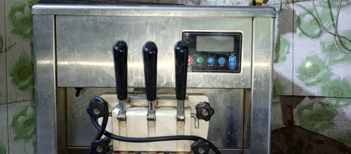 السلام عليكم ماكنة ايس كريم للبيع
 ٢ كير 
حوضين 
مشتغلة موسم واحد 
السعر مليونين ونص وبيها مجال حك الجية
للاتصال ***********
