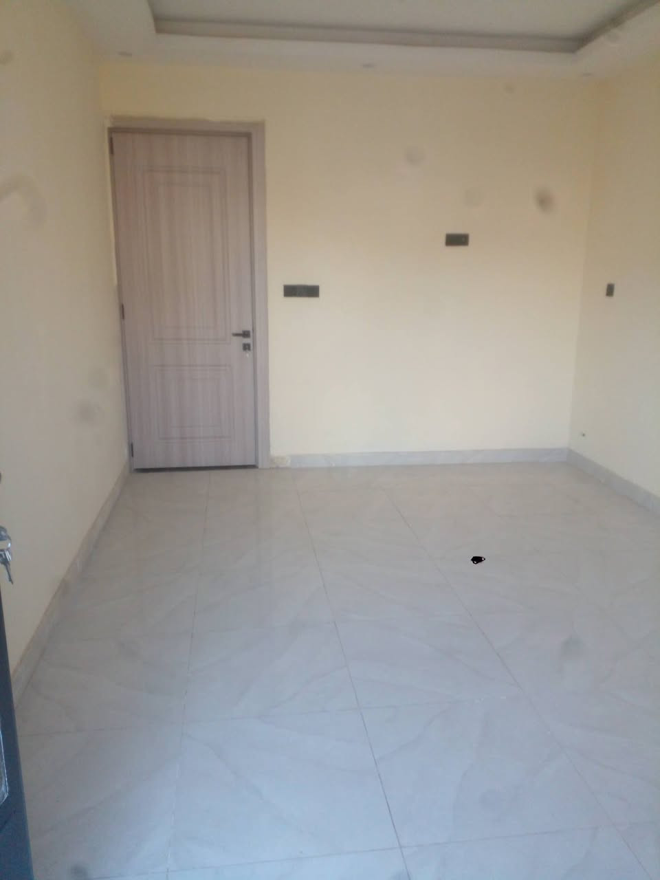 100م طابو صرف سكن   واجه5 نزال20 حي البساتين  الضباط قرب  اسواق فراوله الطابق الاول صاله وحولي مطبخ مع خدمات وغرفه ومنور والثاني غرفتي وحولي وخدمات   ***********
