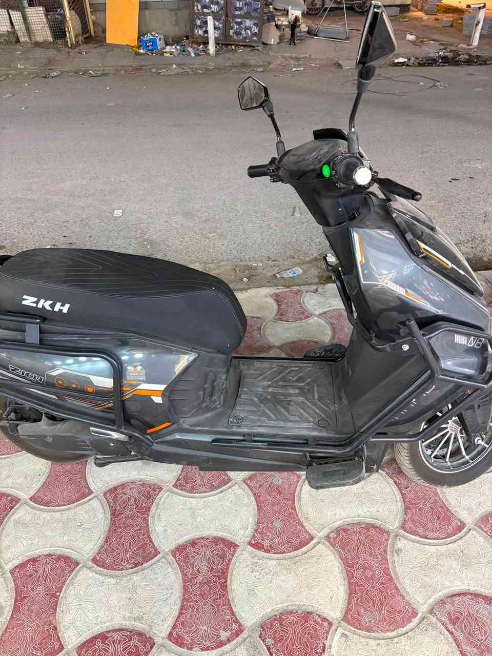 فضائي مدرع (اكبر حجم)
6 بطاريات 
3 سرع 
ونظام R
جديدة صارلها من شهر الثالث 
بصمة و سويج و كارت NFC
بيها صندوكين مساحة تخزين جبيرة 
وكاله بعدها جديدة وكلش حلوة
للبيع بغداد  
***********
