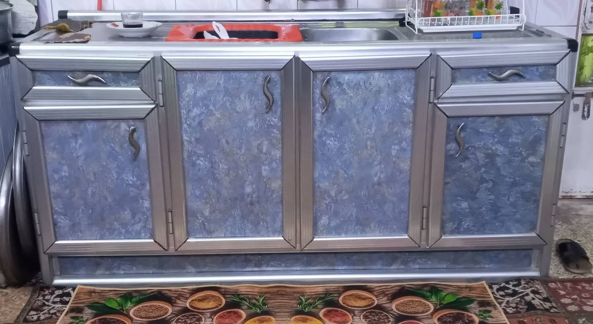 السلام عليكم كاونتر نضيف جدن يحتاج سجج جارات فقط شغل ثقيل سنك اصلي دبل حوض سعر  ٢٥٠ الف  مكاني ثعالبه  *********** 
قياس ٢ متر كاونتر مع ملحق وسنك ١٩٠
