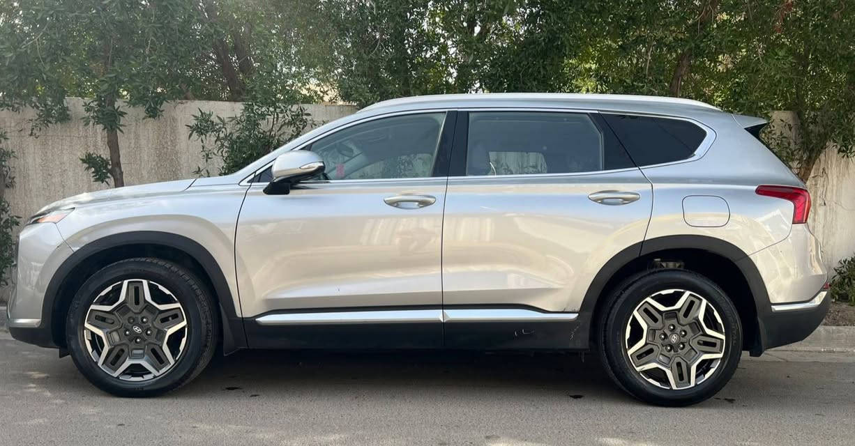 البيع سنتافي 2023 كلغرافي فول 
 بدون صبغ بدون تبديل

 اللون: سلفر (فضي)
الموديل: 2023
 العداد: 22 ألف ميل فقط
 المحرك: 2500 سي سي توربو
 جير أوتوماتيك
 الدفع: أمامي (مو دفع رباعي)

 أهم المواصفات:
 قيادة ذاتية (أنظمة أمان متطورة)
 مثبت سرعة ذكي + المحافظة على المسار
 تحذير النقطة العمياء
 كاميرات 360 درجة
 حساسات أمامية وخلفية
 تمشي بواسطة الرموت (Smart Parking)
 فتحة سقف بانورامية
 مقاعد جلد فاخرة
 كشن مساج للسائق
 تبريد وتسخين للمقاعد
 ذاكرة مقاعد
 تشغيل بصمة + تشغيل عن بُعد
 شاشة كبيرة مع نظام ملاحة
 مكيف دجتل مزدوج
 نظام صوتي عالي الجودة
 وسائد هوائية متعددة

 الحالة: نظيفة جداً، استخدام شخصي
 الأوراق كاملة وجاهزة للنقل
صور حادث امريكا مرفقه 
وكذلك باب الصدر انضربت عندي 
رقم صاحب سيارة ***********
