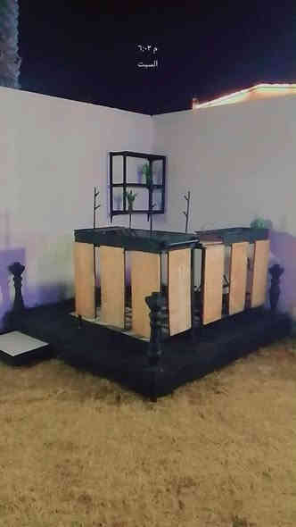 السلام عليكم قطعة أرض للبيع المساحة 500م واجهه 25 نزال 20م تحتوي على دار مساحة  البناء 200متر4غرف نوم و3منور وصحيات وصاله جلوس ومطبخ حار وبارد واستقبال 8 4وصحيات خارج البيت مسيج وكامل وحديقة واسعة خدمات كامله يبعد عن الشارع والمدارس 50 متر
المكان الدورة البوعيثه قرب مدرسه الاحرار بالضبط 
***********
***********
