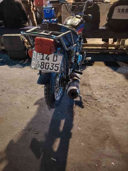 سلام عليكم
مكلف بلنشر 
دراجه سيجي نامه رقم وسنويه
دراجه نظيفه محركه نشط وصافي
مجفته مرا وحده
البصرة - السيمر
السعر 1650 وبيه مجال
***********
