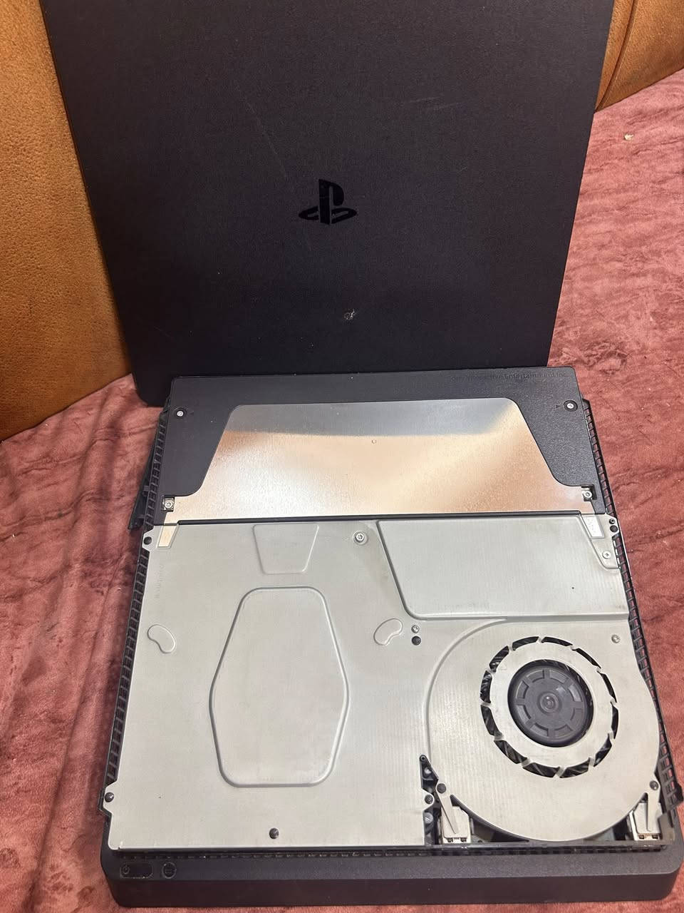 السلام عليكم بلي فور سلم للبيع ويه اقراص ثنين ويدات ثنين وكيبل شحن مال بلي الاصلي  والكارتونه مالته مال بلي بلي نضيف بمعنى الكلمه تعال شوفه وفحصه بعينك السعر 250 وبي مجال حك الجيه للاستفسار ***********
