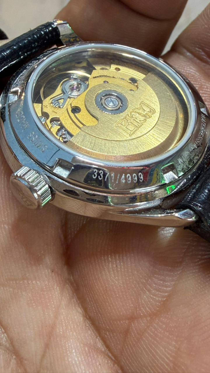 السلام عليكم 
Sphere of Silence         
 Bernhard H. Mayer 
ميدالية ذهب 24 
قطر 34 
نظافه ممتازه مع كارت الضمان فقط 
الساعه لمتتد اديشن 
السعر 150$ 
يوجد توصيل ***********
