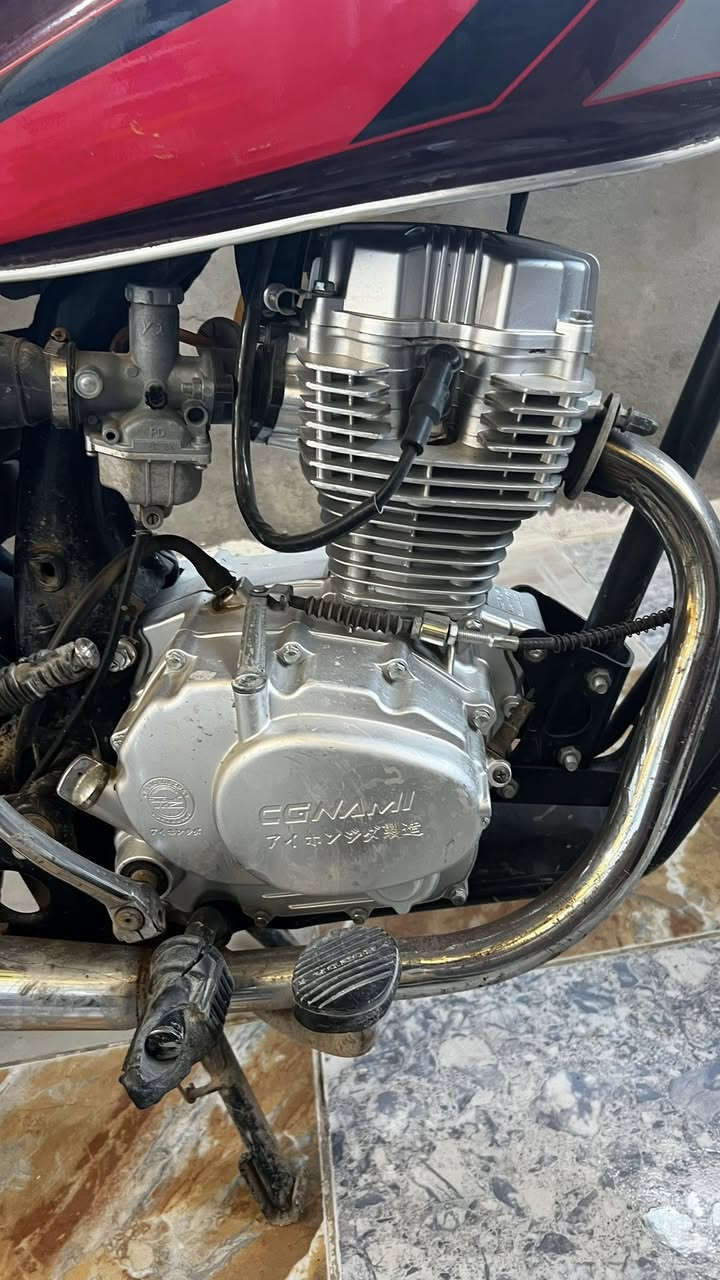 سلام عليكم دراجه للبيع نضيفه مثل ما موضح بصوره دراجه متروكه شهرين بدون اوراق مكينه سيجي قبق ابيض سعر 500وبيها مجال مكاني العماره حي الخضراء ***********
