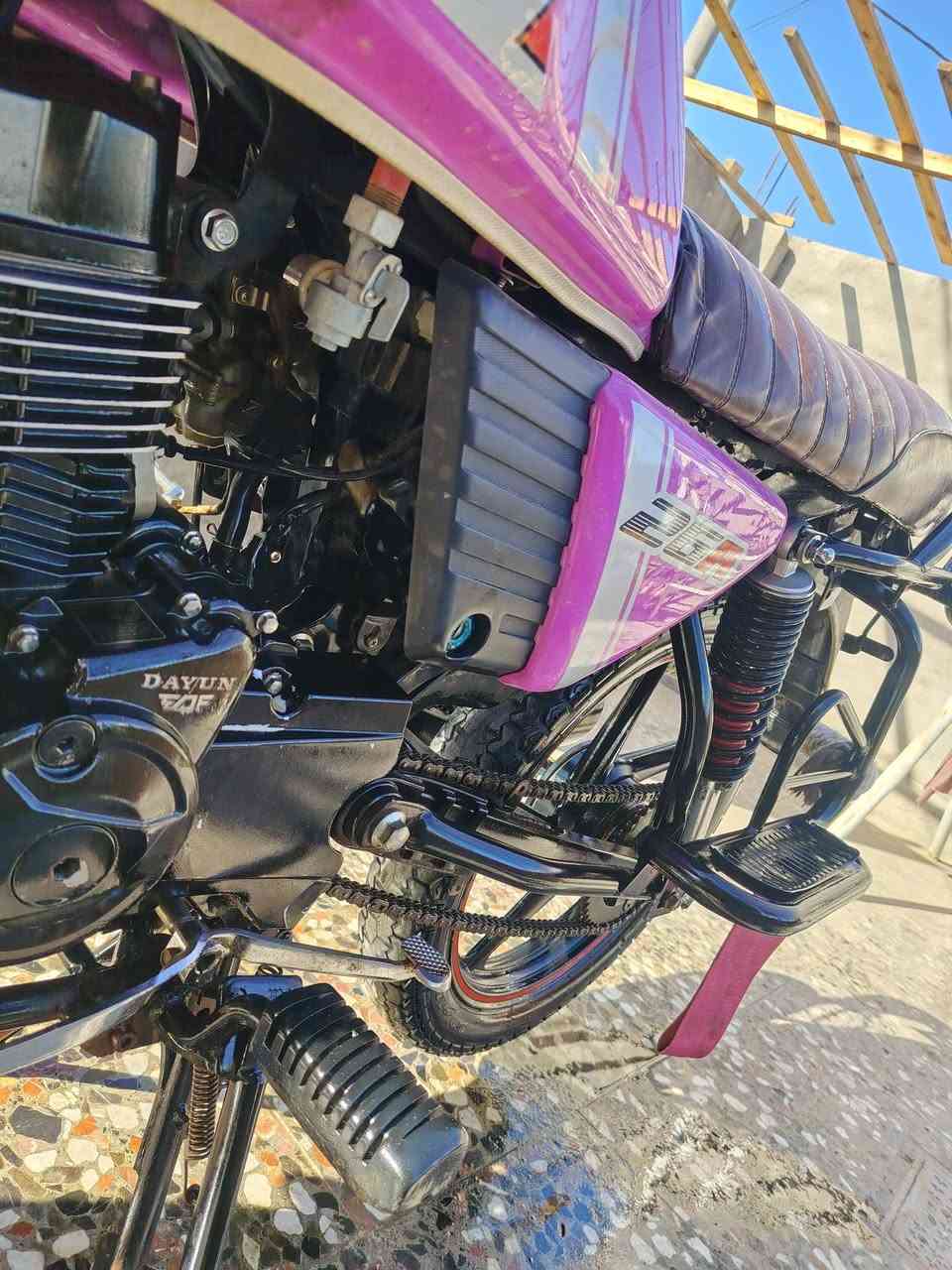 دراجة (DAYUN)نفخ موديل 23 
محرك 150ناعم سويج سجينة بصمة اوراق اصولي تحويل نفس اليوم
نظيفة مامشتغلة دلفري محرك بلادي برغي مامفتوح مكفول گير مكفول
 ناقصهه( واير كيلو متر وتانكيها معفوص عفصتين مضروبة بطابوگة) الباقي كله مكفول والصور گدامك وتجي وتشوف بعينك وتگلبهه
السعر 1800 مليون وثمنمية الف دينار وبيهه مجال بسيط جدا مكاني كربلاء البوبيات
اتصال***********
***********
