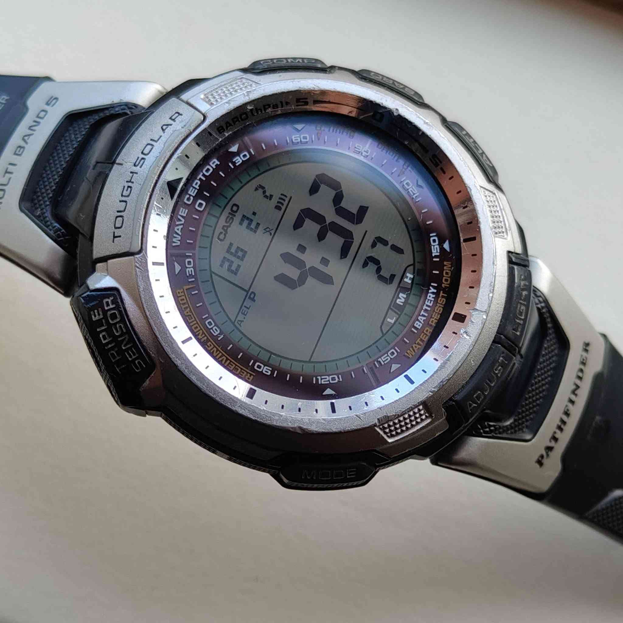 Casio Pathfinder PAW-1300
المواصفات 
• صناعة يابانية
• مكينة رقمية كوارتز Module 3070 .
• تعمل بالطاقة الشمسية Tough Solar .
• ضبط تلقائي للوقت بإشارات الموجات الذرية Multi-Band / Wave Ceptor .
• مقاومة ماء حتى 100 متر . 
• شاشة رقمية واضحة .
• إضاءة خلفية EL تلقائية عند لف المعصم .
• المقاس والحجم 
قطر الهيكل  47 مم .
 سمك الهيكل حوالي 11.5 مم تقريباً .
• وزن خفيف نسبيًا يناسب الاستخدام اليومي والميداني 

الوظائف 
• توقيت عالمي لمدن متعددة
• 5 منبهات يومية
• ستوب ووتش بدقة 1/100 ثانية .
• عدّاد تنازلي من دقيقة واحدة إلى 24 ساعة .
• تقويم تلقائي حتى سنة 2099 .
• تنسيقات 12/24 ساعة
• إشارة زمنية كل ساعة

المستشعرات 
• بوصلة رقمية تبين الاتجاهات بدقة 360 درجة .
• مقياس الارتفاع  Altimeter يقيس الارتفاع من –700 إلى 10,000 متر
• البارومتر Barometer . يقيس الضغط الجوي ويعطي رسم بياني للطقس .
• Thermometer يقيس الحرارة من –10 إلى 60 درجة مئوية .
• ذاكرة تحفظ قراءات الارتفاع وميل الضغط .

التصنيع والهيكل 
• هيكل خارجي من الراتنج قوي ومتين يناسب الأجواء القاسية 
• القطاء الخلفي ستانلس ستيل . 

السعر  215 ألف 
للإستفسار ***********
