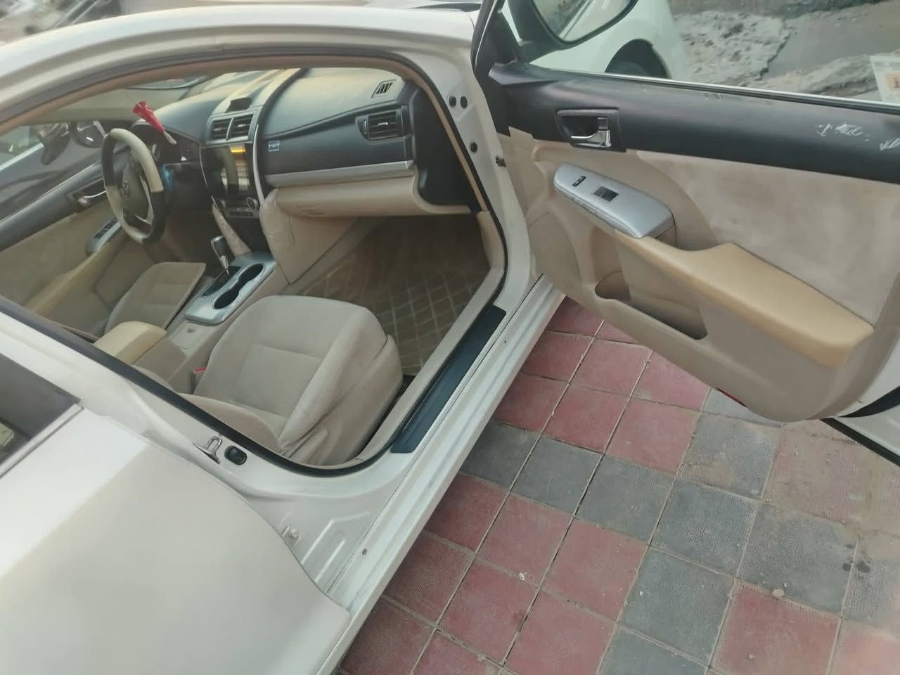 كامري 2014 خليجي
فول مواصفات عدا الفتحه 1/1
135$
مكينة 4 سلندر بنزين
بيها اربع قطع 
مواصفات:
بصمه تشغيل 
بصمه ابواب وصندوق 
كشنات كهرباء 
كشنات قماش
شاشه جبيره - كاميره 
دواخل فورميكا 
اشاير بل مري 
لايتات زينون 
بلاجكتور زينون 
5 ويل كب 
حساسات خلفيه 
تحكمات استيرن جهتين 
دبل صالنصه 
تبريد لمس بيانو
سيارة جديده جدا سعرها معقول بلعافيه ع الياخذها 

رقم صاحب السيارة 
***********
***********
