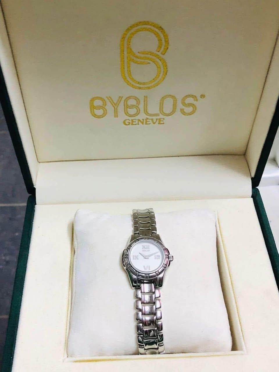 ساعة بيبلوس ( BYBLOS)نسائي 
سويسري اصلي انتاج الثمانينات 
ستل أستيل -  ماكنه 555
لوك غير مستعملة 
مع العلبه الأصلية 
السعر ١٧٥ الف 
للاتصال ***********
