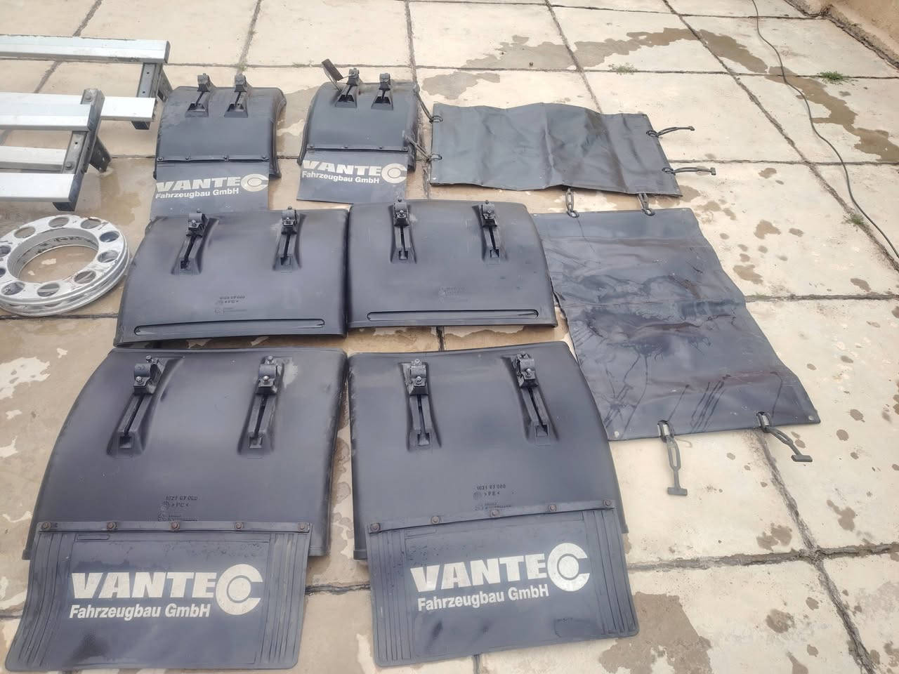 للبيع قفل حاويه و جاملاغات و سبايدرات و صفحه جادر صيفيه
رقم الهاتف ***********
