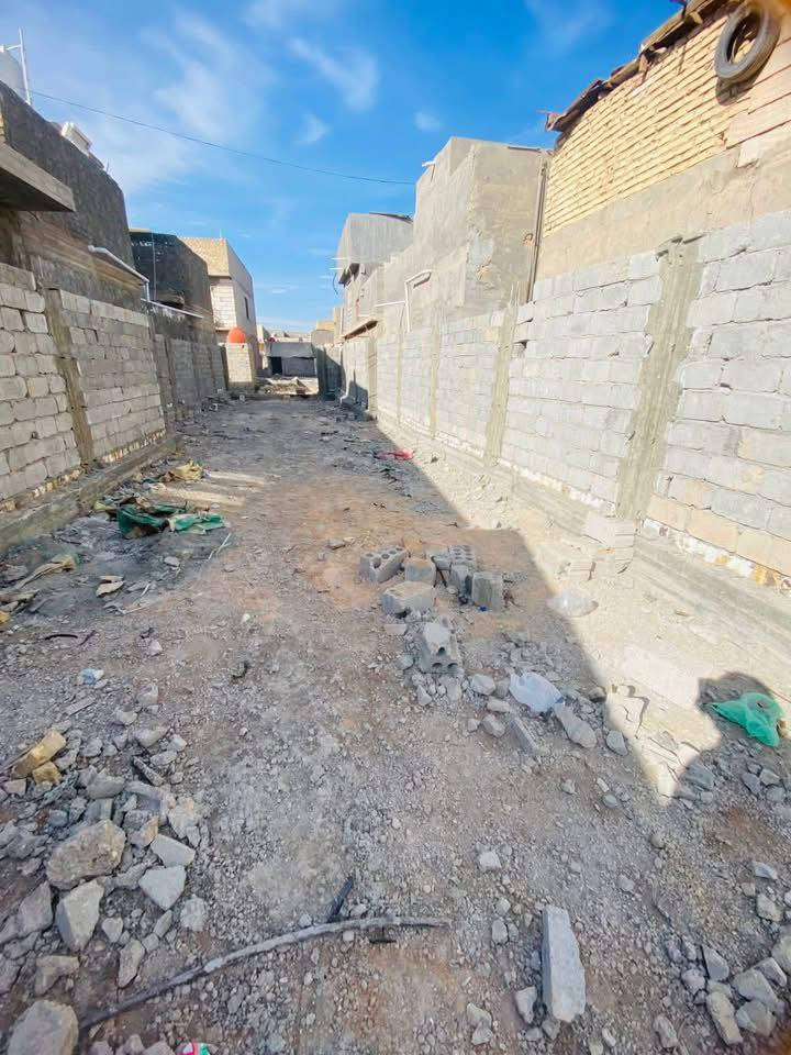 سلام عليكم قطعه ارض للبيع مساحته  اكثر من 140 مكانه بابل ابو خستاوي شارع سيد علي  وبيه سياج سعره 15وبيه مجال سند 25تتحول بسمك الرقم ***********متواجد واتساب همين
