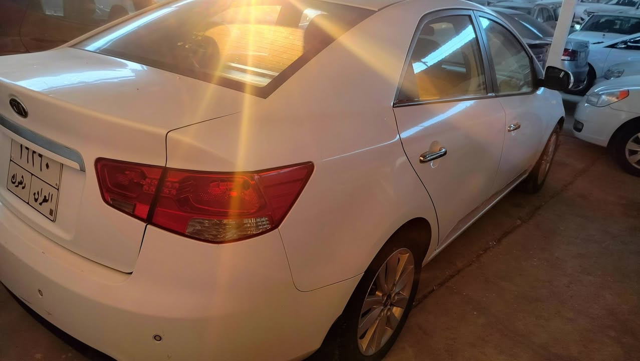 سيراتو ٢٠١١

 داخل اسود 
تحكمات ستيرن جهتين 
شفتات بالاستيرن 
تبريد بيانو (لمس) 
كير 6 نمرات 
كزوز رياضي 
محرك وكير بشرط 
٤ تاير جديد 
باتري جديد 
حدادية السيارة ٩٥٪

بيها جاملغ موضح بالصور مع داخل قليل جدا 
السعر ١١٠ $


**إذا كنت صاحب هذا الإعلان وتريد حذفه لأي سبب، رجاءا أرسل رسالة إلى الدعم الفني**