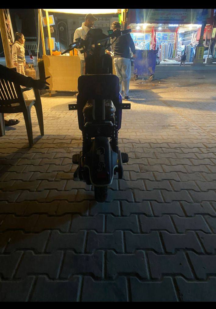 سلام عليكم درجه R9 نضيفه زلق ما بيها بطاريات جدد تمشي 120 مكاني بصره شط العرب 
رقم الهاتف *********** وتساب
