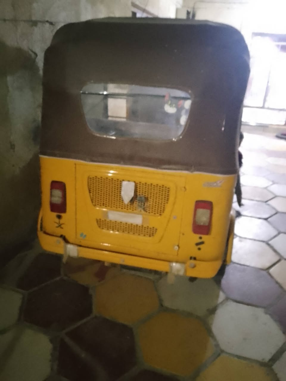 سلام عليكم ورحمه الله وبركاته تكتك واحد وعشرين وراق ماتترقم سعر مناسب مكان ناصريه ***********
