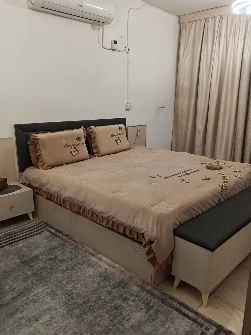 السلام عليكم غرفه نوم تركيا جبيره وجديده 8 قطع لون أوف وايت العنوان بغداد الاعظميه السعر 800 الرقم ***********
