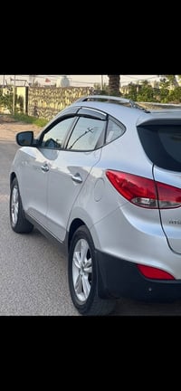 توسان ٢٠١١ ماشيه ١٦٧ الف سياره مكفوله ماعده قبق جنطه بيه صبغ بدون دواخ...