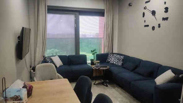 شقة للبيع داخل مجمع جوهرة المحيط 
الموقع: مدينة الكاظمية، خلف مديرية المرور.
**تفاصيل الشقة:**
* المساحة: 180 متر مربع.
* صالة استقبال معزولة مع جلسة عائلية.
* مطبخ كبير (4.5 متر × 3 متر) مجهز بكاونتر.
* 3 غرف نوم، إحداها ماستر سويت بحمام خاص.
* حمام للضيوف معزول.
* حمام كبير للعائلة.
* 2 بالكون.
* إطلالة جميلة جدًا على البساتين.

**الخدمات:**
* مصعدان للأشخاص، ومصعد ثالث للخدمات.
* كل طابق يحتوي على منظومة إطفاء حريق إلكترونية.
* فتحة لرمي النفايات في كل طابق.
* ماء وكهرباء 24 ساعة.
* ملعب.
* مركز صحي.
* مواقف سيارات تحت الأرض وفوق الأرض.
* سكيورتي.
* جيم رياضي، مسبح، ومحلات تسوق.

للاتصال أو واتساب: ***********
الأمراء للعقار والاستثمار والتسويق العقاري.
نستقبل جميع عروضكم العقارية، للتواصل عبر واتساب.
