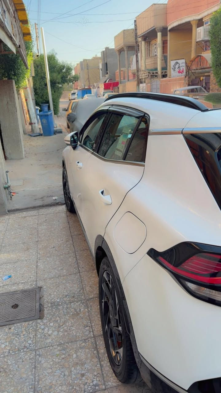 � كيا سبورتج 2024🔥

لوحات بغداد: :230سعر

***********
الموديل: 2024– خليجي
الحالة: (32000كم)
المحرك: 4 سلندر DOHC سعة 2.0 لتر – بنزين
ناقل الحركة: أوتوماتيك 6
⸻

⚙️ 
أنظمة الأداء والأمان

• أوضاع قيادة متعددة (Drive Modes)
• نظام مانع الانزلاق ESP
• نظام نزول المنحدرات
‏• Auto Hold
• فرامل يد كهربائية
• 2 وسائد هوائية

⸻

🛋️ 
الداخلية والراحة

• مقاعد قماش (بيجي)
• تحكم كهربائي بالمقعدين الأماميين
• تدفئة للمقاعد الأمامية
• ستيرنك عملي متعدد الوظائف
• دخول ذكي
• تشغيل المحرك عن بُعد
• صندوق خلفي كهربائي

⸻

📱 
التقنيات

• شاشة عدادات
• شاشة وسطية تعمل باللمس مع كاميرا خلفية
‏• Apple CarPlay
• نظام صوتي
• تحكم من المقود
• تكييف متغير مناخين

• سقف بانورما
• إطار الشباك الأمامي Piano Black
• مصابيح أمامية LED
• إضاءة خلفية LED
• مرايا جانبية كهربائية الطي مع إشارات
• إطارات قياس
