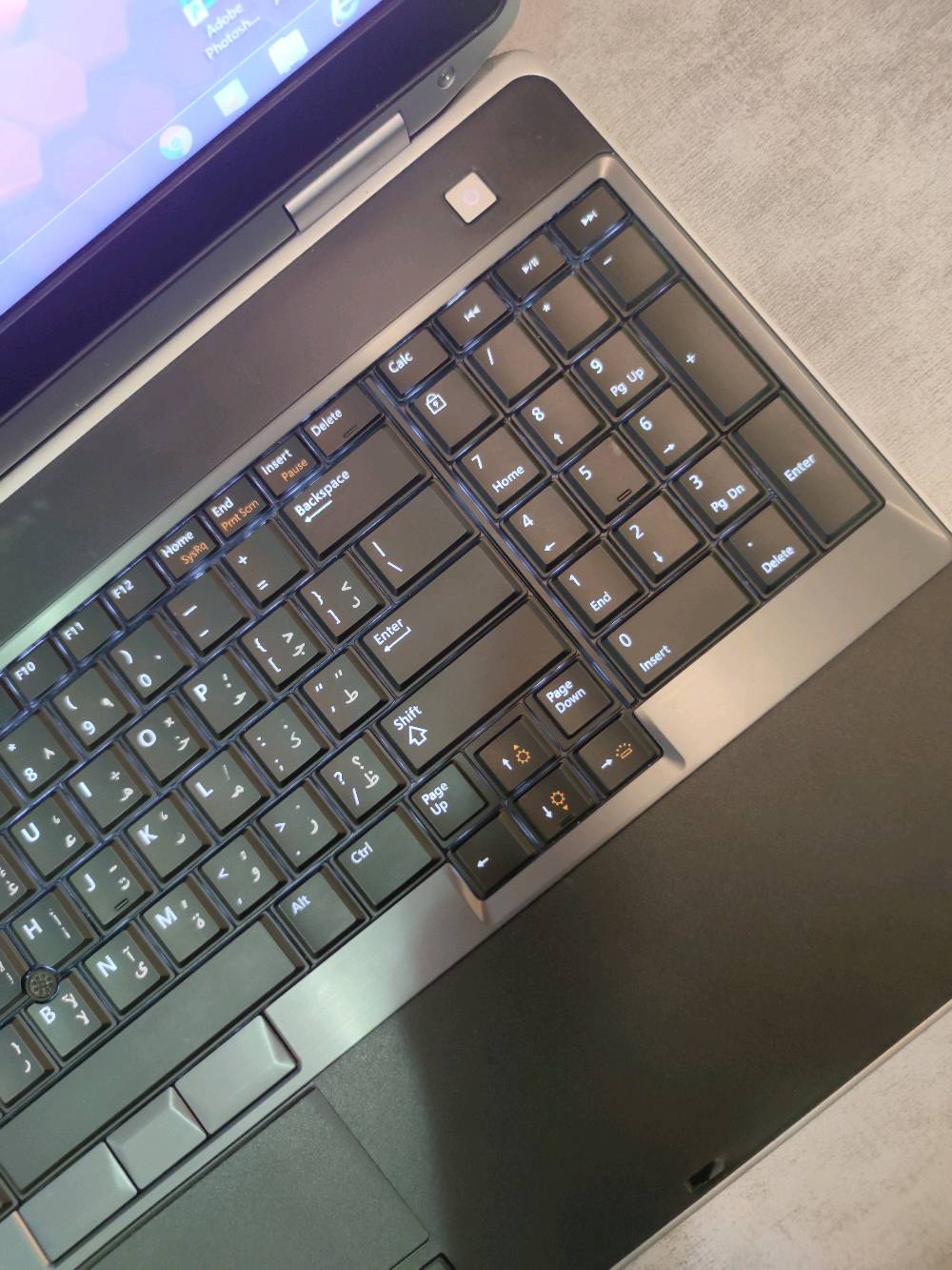 لابتوب من شركة Dell  
المعالج  cori7 3520M 2.90GHz
الرام 4كيكا قابل للتطوير 
الذاكره 500 HDD كيكا قابل للتطوير 
حجم الشاشة كبير 15.6 انج
كيبورد ضوئي عربي انكليزي ليزري 
كارت منفصل نوع نفيديا NVS 5200M
كارت داخلي نوعntel(R) HD Graphics 4000
يحتوي على منفذ قارى اقراص DVD 
متوفر توصيل لجميع محافظات