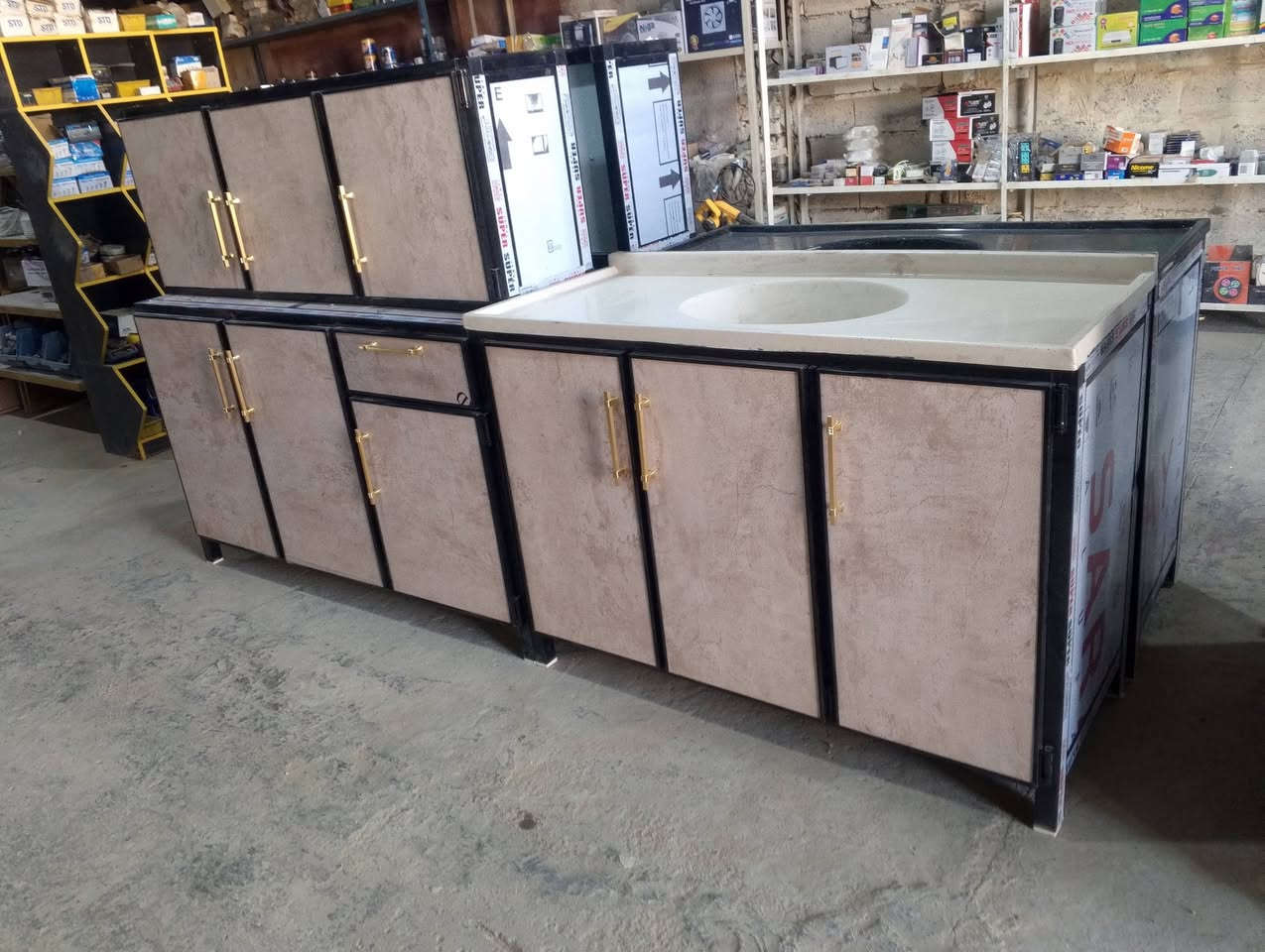 سلام عليكم ورحمه الله
كاونترات جدد غير مستخدم 
السعر واحد 350
ابي غريب شارع سكلات 
اتصال على رقم ***********

***********
