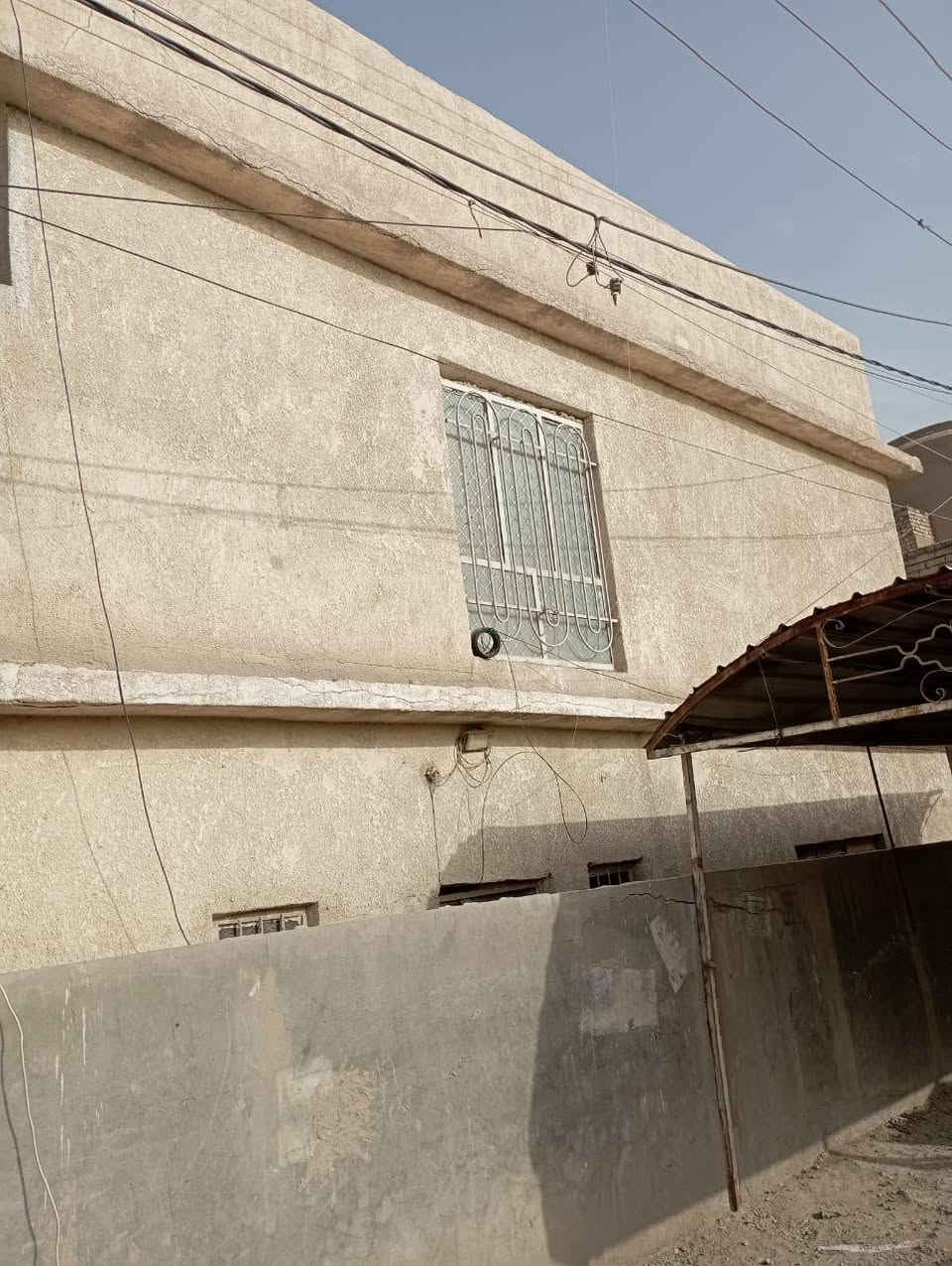 السلام عليكم بيت للبيع مساحته 200 متر طابو صرف حي العسكري شارع المكاتب تجاري البيت يحتوي على أربعة غرف نوم وهول وصاله ومطبخ وصحيات وطارمه تفاصيل اكثر مكتب حكيم عبدالله للعقار والمقاولات *********** بي واتساب أو خاص موجود
