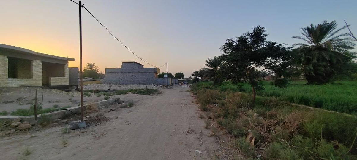 رقم صاحب المنزل :  ***********
بيت للبيع مساحة 385 متر صافي
الواجهة 15 متر + النزال 25 متر ونص
مساحة البناء 200 متر صافي
اما الباقي 150 متر حديقة + كراج
الباب الرئيسي للبيت مدخل 3 متر

منطقة العريفية جسر ديالى خلف طرشي الباخرة
قريب على شارع ابو مروان منطقة زراعية راقية قريب على الزعفرانية وبسماية كلشي بصفك. 

يحتوي البيت على صالة كبيرة + مطبخ كبير مفتوح على الصالة + صحيات ( حمام + مرافق.)
 2 غرف نوم كبيرة + غرفة نوم كبيرة مع حمام داخلي يعني سويت كامل يعني البيت 3 غرف نوم  + حديقة داخلية داخل البيت بمساحة تقريبا 35 متر جميع الغرف مطلة عليهة. 
نوعية البناء مسلح شيش درجة اولى + طابوق جمهوري و سمنت مزانيا اصلي

سعر البيت 110.000.000 مليون دينار
مية وعشرة مليون دينار قابل لتفاوض

للاستفسار اكثر : فقط اتصال غير متواجد على الإنترنت :  ***********
