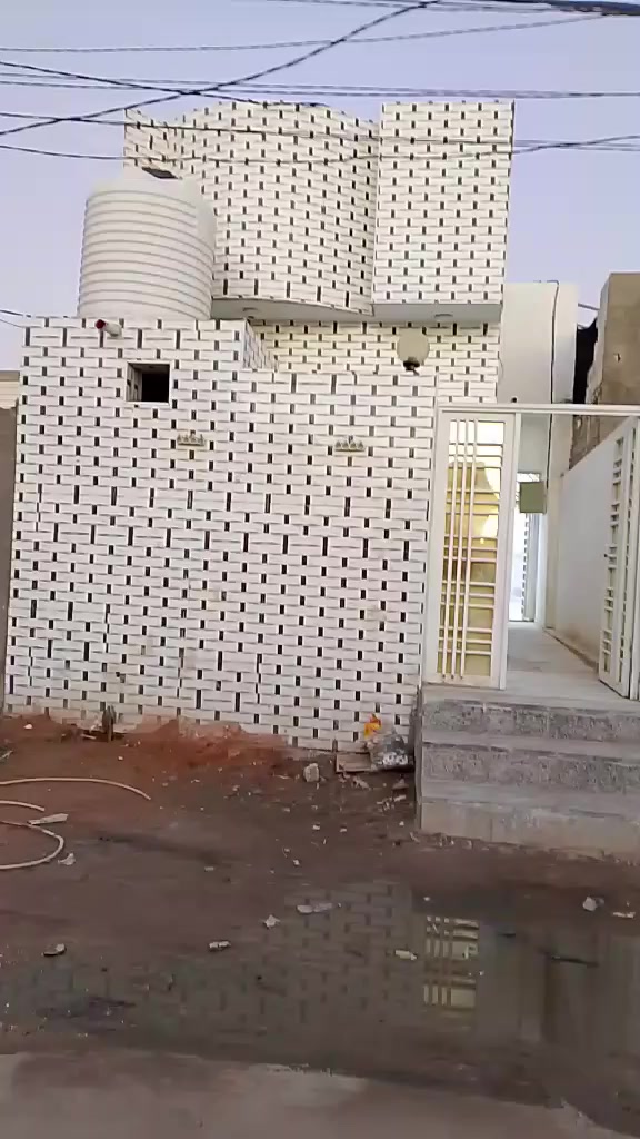 بيت للبيع المساحه 100متر مقابل جامع الخزاعل شارع المعمل بناء اساس صب كونكريت طابوق جمهوري النهروان جدران سيراميك الارضيه بورسلين شغل درجه اولى يتكون من غرفه واستقبال ومطبخ وصاله وصحيات داخلي وخارجي السعر 55مليون وبي مجال ***********
