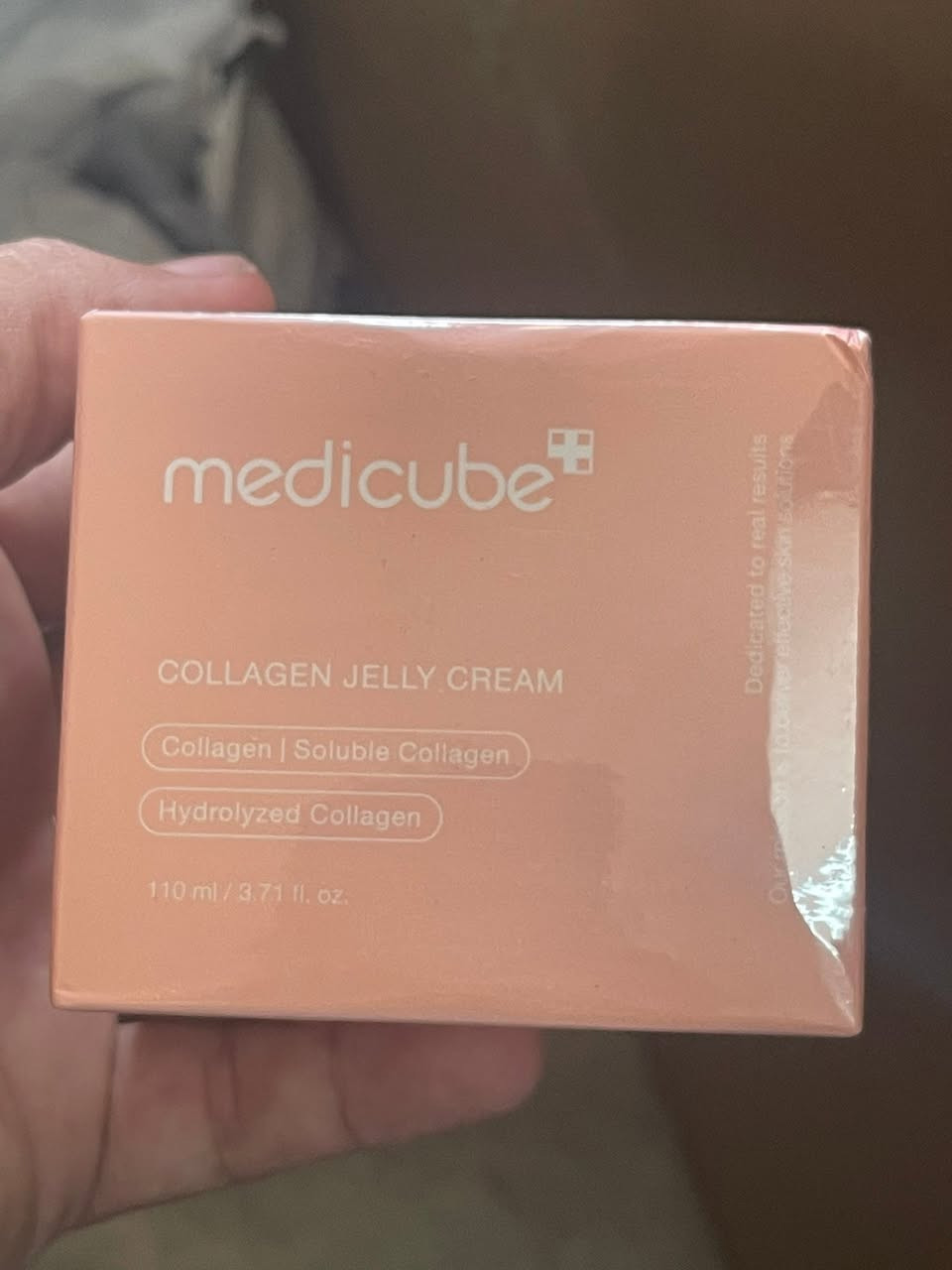 يمثل هذا المنتج جهاز العناية بالبشرة 6 in 1 LED & Microcurrent Skin Rejuvenation Beauty Device (ويُشابه في تصميمه جهاز Medicube Booster Pro) ، والذي يدمج بين العلاج بالضوء وتقنية التيار الميكروي لشد الوجه وتحسين امتصاص منتجات العناية بالبشرة  .التقنيات المستخدمة: يعمل الجهاز بتقنيات متعددة مثل التيار الميكروي (Microcurrent) لعضلات الوجه وضوء LED (بألوانه المختلفة) لمعالجة حب الشباب وتجديد الخلايا  .الاستخدام: يُستخدم عادةً مع جل موصل أو سيروم يومي لتسهيل انزلاق الجهاز على البشرة وتحسين امتصاص المكونات النشطة  .الفوائد المزعومة: يهدف الجهاز إلى تقليل الخطوط الدقيقة، التخفيف من مظهر المسام، تحسين مرونة البشرة، وإعطاء مظهر مشدود وأكثر نضارة


**إذا كنت صاحب هذا الإعلان وتريد حذفه لأي سبب، رجاءا أرسل رسالة إلى الدعم الفني**