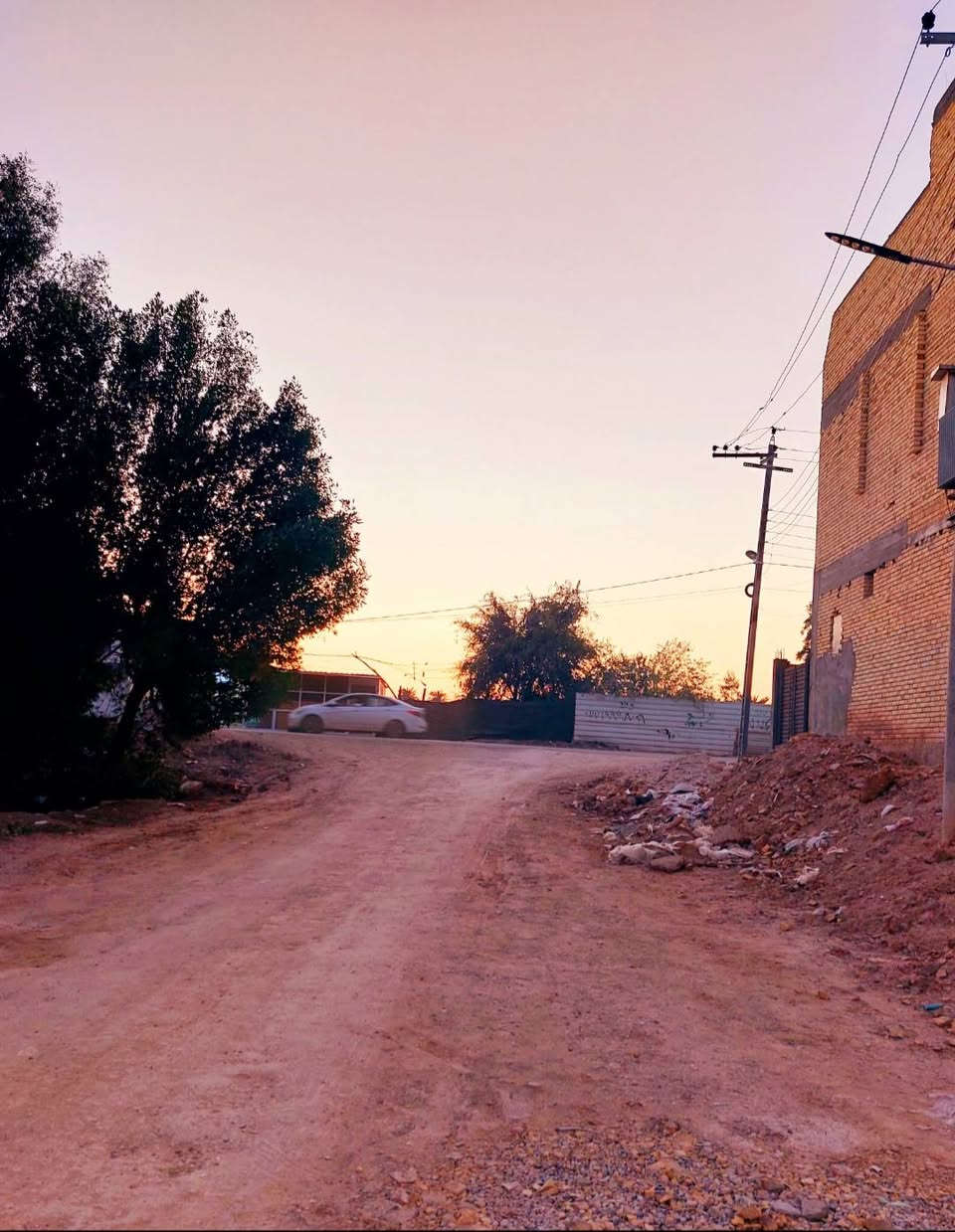 #هااام_جداً
بيت ( للبيع ) بناء حديث . طابقين صب كونكريتي !
المساحة ( 100 ) متر طابقين [ 5 × 20 ]
يتكون البيت من الطابق الاول ( طرمة/ وصحية و استقبال وصالة وصحية ومطبخ ومنور فقط بدون غرفة )
الطابق الثاني ( غرفتين كبيرة وصالة وصحية صعوداً للبيتونة والسطح ) للتنويه ......
ملاحظة : البيت فيه طابو زراعي حق التصرف نموذج 25 وفيه قرار محكمة اصولي ، ومكاتبات رسمية ، وضمن موقع التمليك الحكومي ،
الخدمات فووول [ كهرباء وانارة ، و ماء و مجاري و الايام القادمة ستشهد أرصفة وتبليط ) وعرض المنطقة ( 12 ) مرغوبة وعريضة جدا ويعتبر خامس بيت بالفرع ، والفرع يعتبر واجهة سدة دور النفط ، يسمى فرع الصكور بيت بلعوط .
الموقع : ميسان العمارة ، سدة دور النفط ، في المنتصف قريبة على أقصور بيت حجي جاسم ، بالقرب من دونمات الشيخ سعد البهادلي المسيجة النموذجية . 
لا تسأل على السعر اذا ما تجي واتشوف اذا صدك شراي أصلي ،
هاتف : *********** / محمد ابو ادم .....
