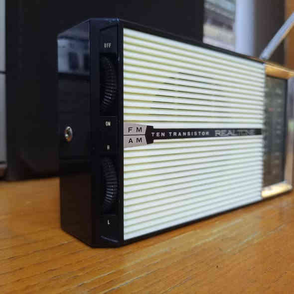 راديو REALTONE
انتاج اليابان 1963
جهاز موجتين FM AM 
سحب ونقاوه صوت جدا قوي 
يعمل بطاريات 4 قلم 
الاستفسار مراسلة الصفحه 
أو الاتصال***********
