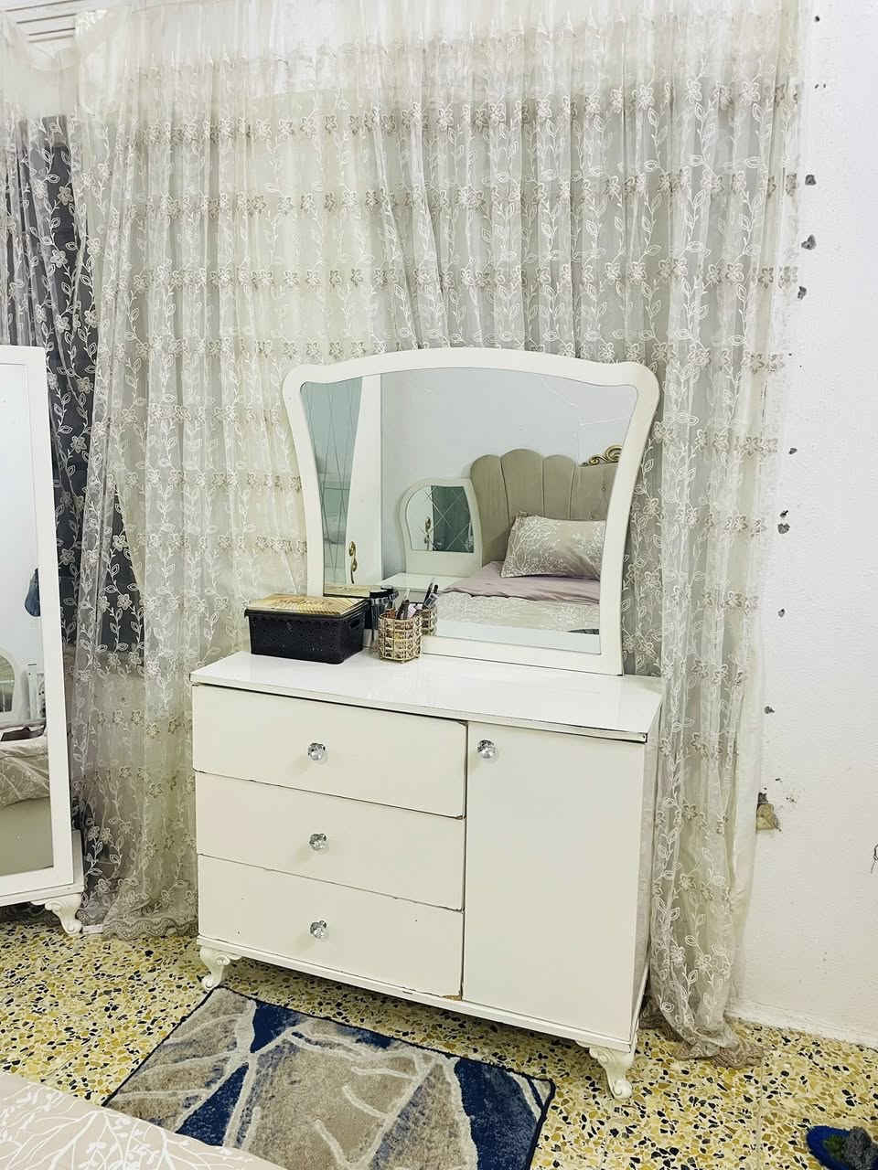 سلام عليكم..غرفه نوم تركي 6 قطع خشب تركي ثقيل 
سعر 300 الف عنوان دهوك الشراي يتفضل خاص او يتصل ع رقم ***********واتساب
