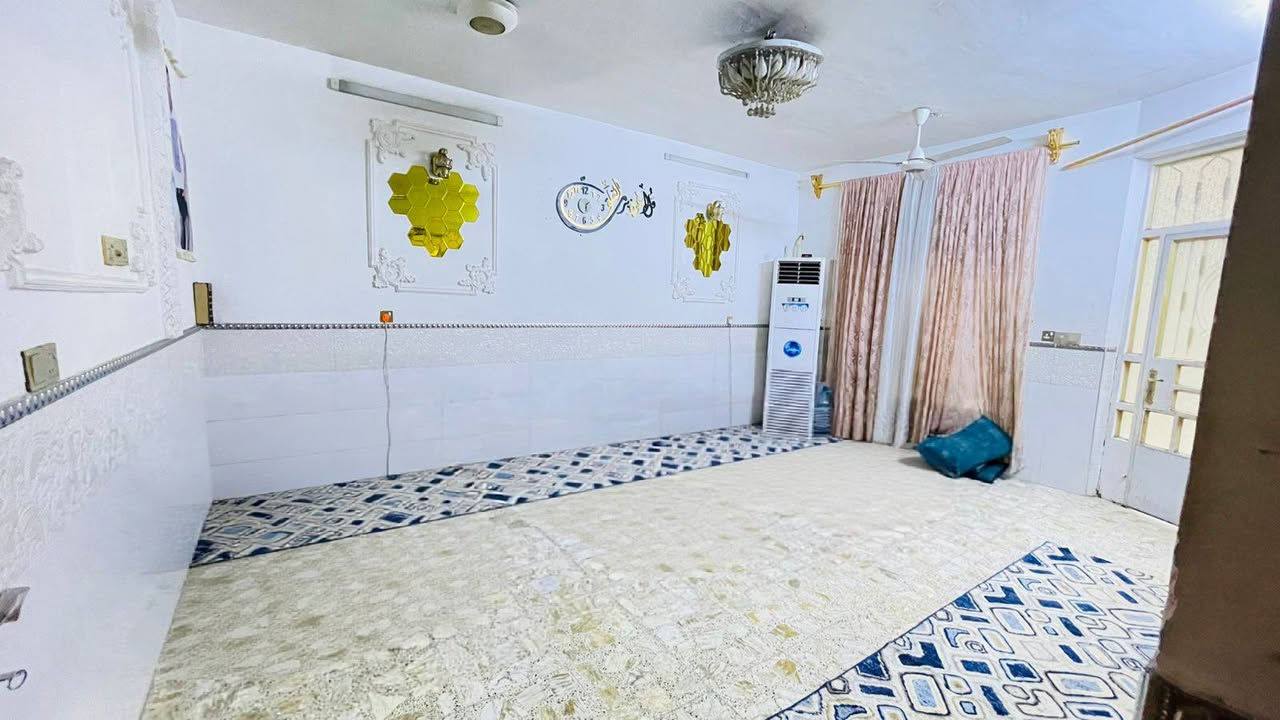 السلام عليكم بيت طابو ملك صرف 200 متر وجه 10 نزال 20
ام الكبر والغزلان قرب شارع الظغط فرع المختار 
طابق واحد غرف نوم عدد 2 
مطبخ صاله واستقبال وكراج 
الطابق الثاني غرفة وحده فقط 
جاهز من كلشي 
للاستفسار ***********
