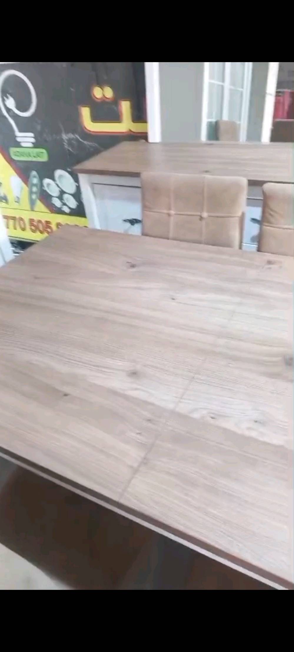 ميز طعام قابل للتكبير والتصغير مع ٦ كراسي 
وخزانة ومراية وميز تابعة له
نظيف جدا جدا
السعر بالاتفاق
الرقم واتساب //***********