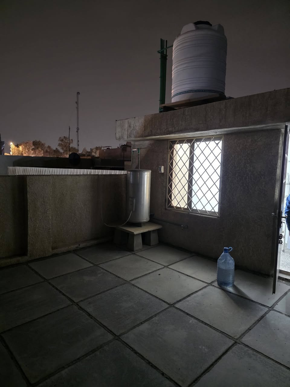 #للايجار_بدون_دلالية_السيديه_مربع_ال٤٠٠
دار للايجار (بدون دلاليه) في السيدية مربع ال٤٠٠ يتكون من ٣ طوابق
الطابق الاول(صاله ٤ * ٥ م و مطبخ وحمام)
الطابق الثاني ( ٢ غرف نوم (٤*٥ و ٤*٣) و حمام)
الطابق الثالث (بيتونه وسطح)
مع سخان وتانكي ماء ومروحه سقفيه عدد ٢
للاستفسار الاتصال ***********
