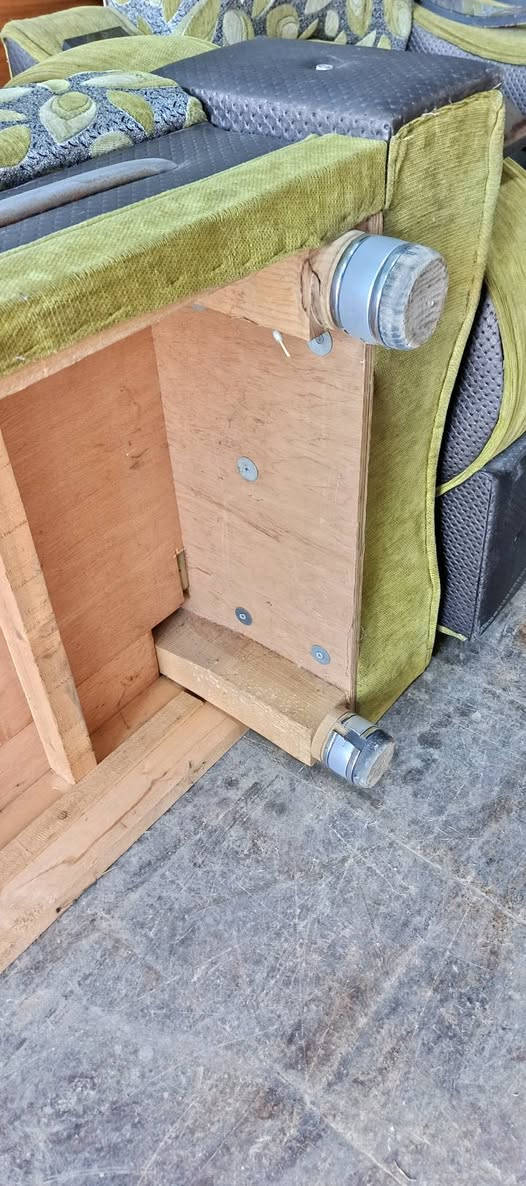 طخم 5قطعه يصير ديوان يدات حل وشد براغي خشب  السعر 150 تواصل خاص ***********
