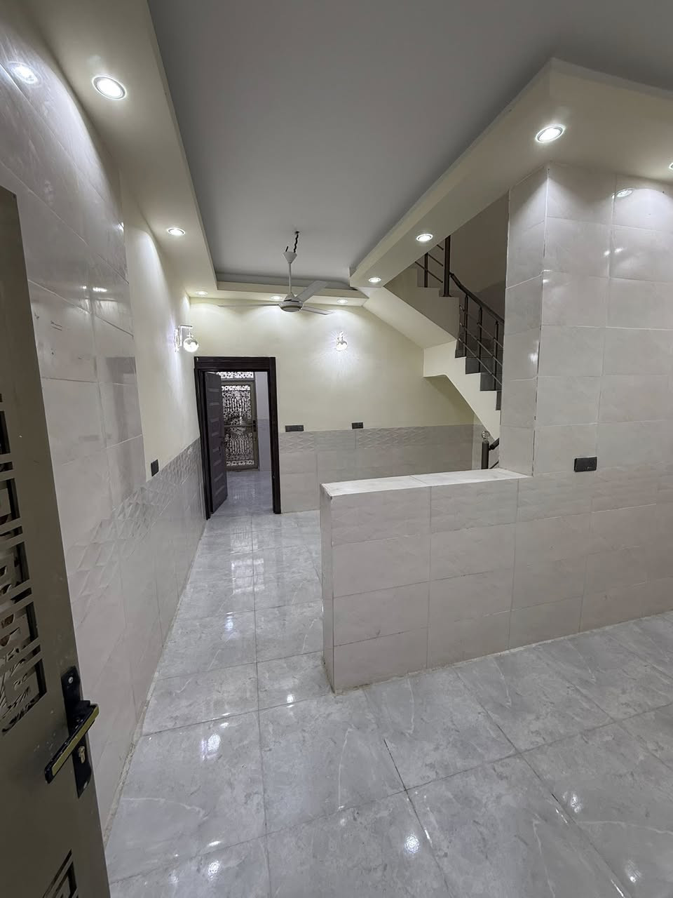 السلام عليكم
بيت للبيع المساحة ٥٠ م طابق ونص بناء حديث 
طابو زراعي سند ٢٥ إقرار محكمة 
بالجاير حي الفرات قرب أسواق برتقاله 
الاستفسار الاتصال على الرقم أو واتساب 
***********
***********
