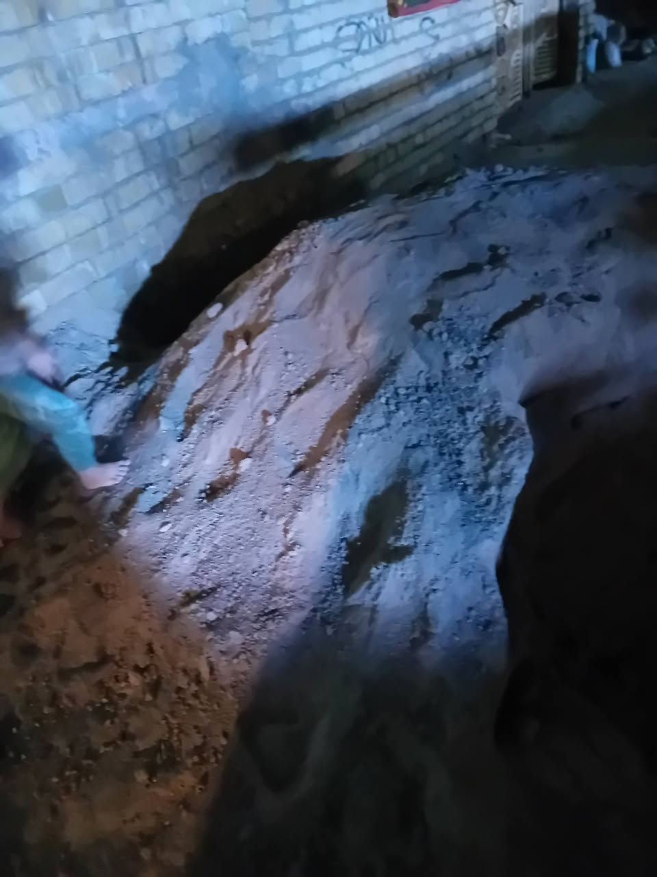 سلام عليكم رمل كليلتين نضيف قبل اسبوع ذبيتة نضيف اتصل *********** مكان حي السفير
