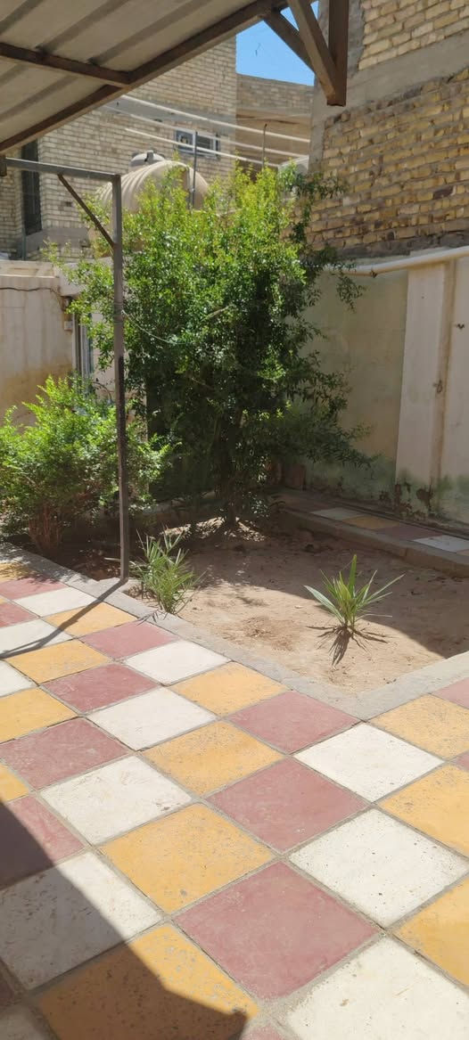 السلام عليكم بيت للبيع حي السفير مقابل سكله ابو جمال مساحة البيت 170 متر كراج يتسع ل سيارتين مع الحديقه مدخلين استقبل و مطبخ صاله معزوله مع ترك وغرفه بل اخير صطح شتايكر مكلف بل نشر ***********
