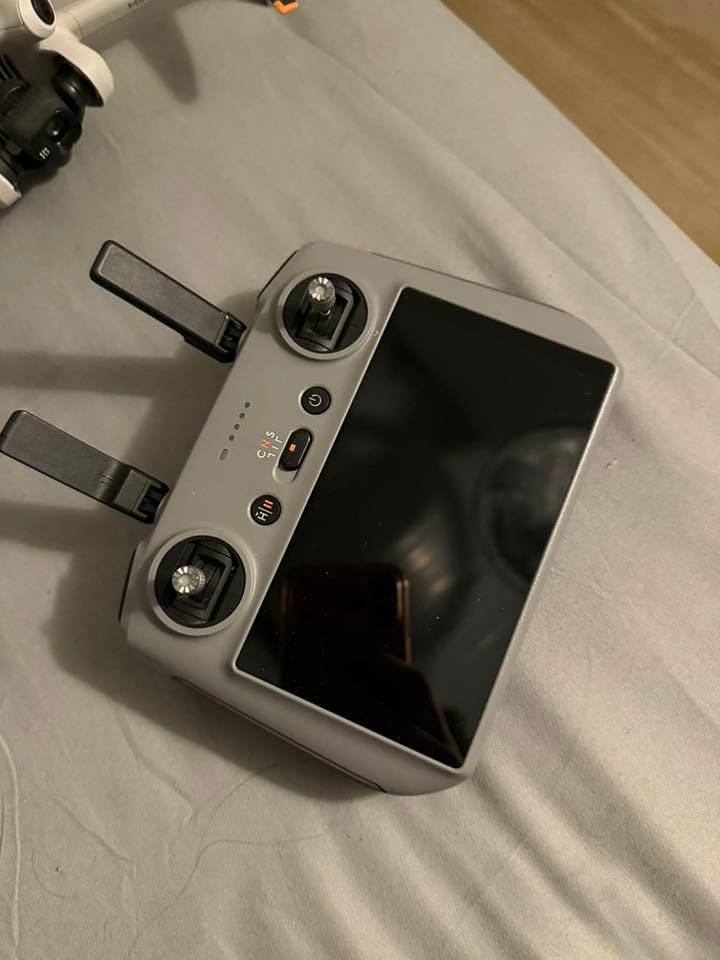 مني ٤ برو كومبو للبيع
٣ بطاريات 
كونترول سمارت
جنطه وكارتون موجودات  
قبل شهرين نظربت عندي وبدلت ذراع وعدسة 
تصوير فول طياره تصوير وطياران فول 
(((السعر مليون و50 الف قفل مستعجل عله بيعتة 
مكاني بغداد   ***********
نضاف 85% كدام عينك
