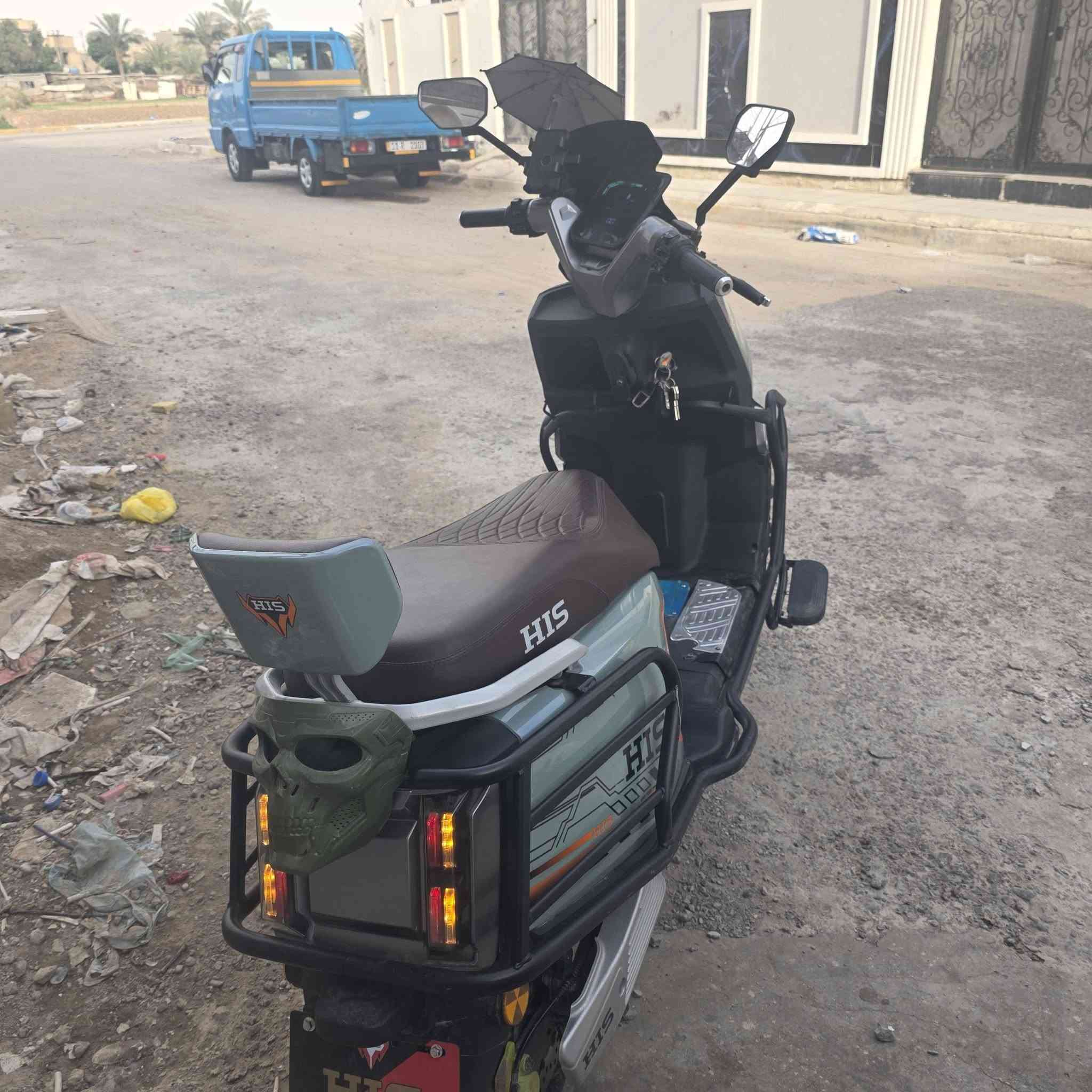 سكوتر كهربائي ذكي للبيع الرقم ***********
مواصفاتها:
1.المحرك (الملف) 3000 واط حقيقي 
2. البطاريه: مجهزه ب
6 بطاريات (مسطره) بقدره تصل 80V وسعه 40A 🔋❤️‍🔥
3 السرعه: 110 عله الشاشه (السرعه الحقيقيه 95 - 100 كم/ساعه 🔥
4.المسافه: (المدى) تكطع مساعه تتراوح بين
 80 - 90 كيلومتر بالشحنه الواحده 
5.ناقل الحركه: مجهزه ب 4 سرعات (نمرات) 
6.بيها بك R للرجوع للخلف 
7.شاشه العرض: شاشه ديجيتال رقميه ذكيه لعرض السرعه. ونسبه الشحن البطاريات. والفولتية الحاليه.
8.انضمه التشغيل: تشغيل سويج + بصمه (عن بعد) + كارت الذكي 
9.الحمايه الخارجيه: هيكل محمي كامل الدراجه امامي خلفي قابله للصدمات وحمايه الدراجه 
10.منضومه الأضاءة: لايتات امامية وخلفيه مزدوجه مع عدسات LED قويه جدا مخصصه للرؤيه الليليه واضحه 
11.الأطارات والمخمدات: دبلات هيدروليك امامية وخلفية لأمتصاص الاهتزازات مع اطارات عريضه ومتينه 
12.البريكات: (بريك)امامي خلفي دسك
