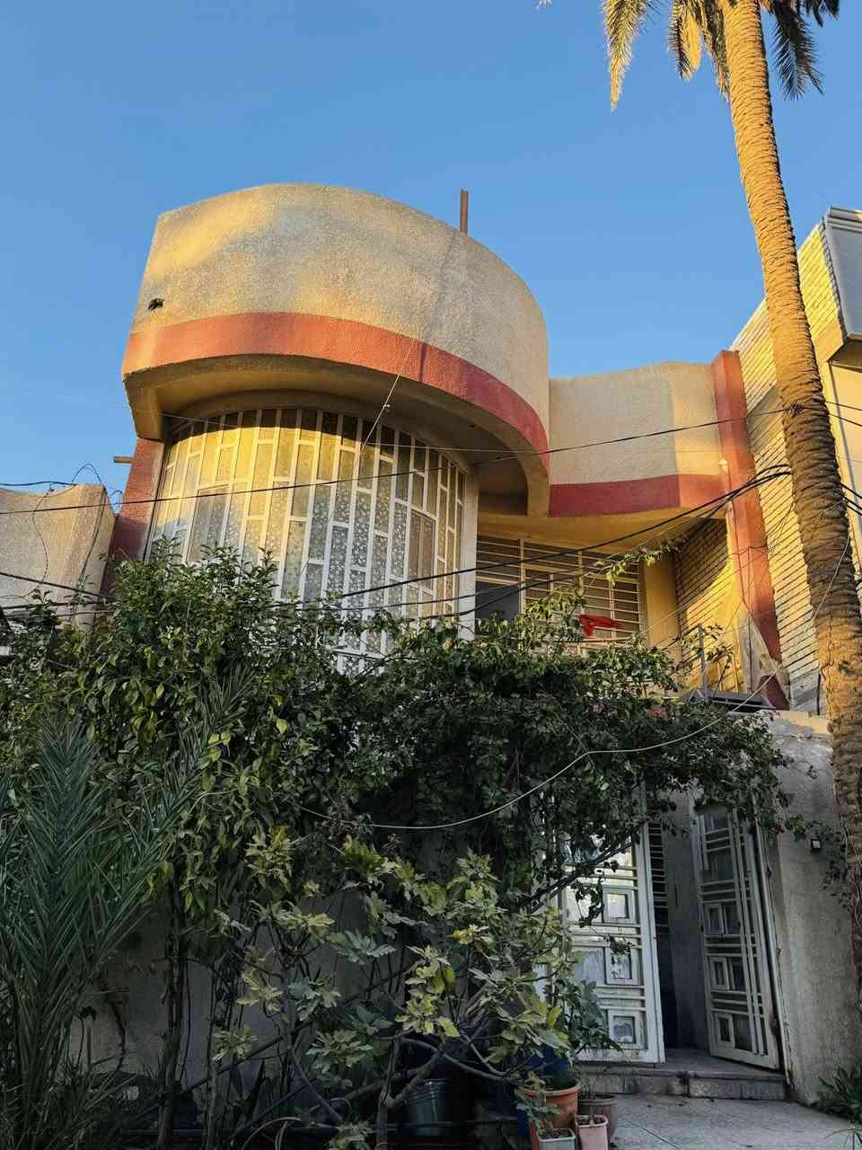 بيت في شارع احمد الوائلي مقابل كباب حبيب 

المساحة /  100م     

السعر  / 230 مليون  ( بي مجال ) 

الطابق الاول 
غرفه 
استقبال 
مطبخ 
حمام 
صاله 

الطابق الثاني 
غرفتين نوم كبيره 
 حمام صاله 
 
للاتصال والاستفسار 

***********
 ***********

نستقبل كافه العروض
أبرز المعجبين
