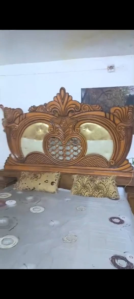 سلام عليكم غرفة اخشاب كامله مابيه نقص للبيع سعر ٢٠٠ وبي مجال المكان جميله قرب سوك الرضوي للإستفسار الرقم ***********
