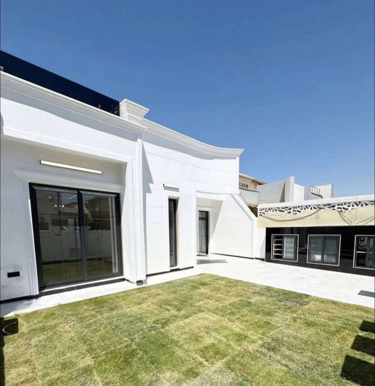 مجمع المهندسين 
200 متر 
طابق واحد 
يتكون من 3 غرف نوم
السعر ١١ دفاتر و ٥٠ ورقة 
***********
