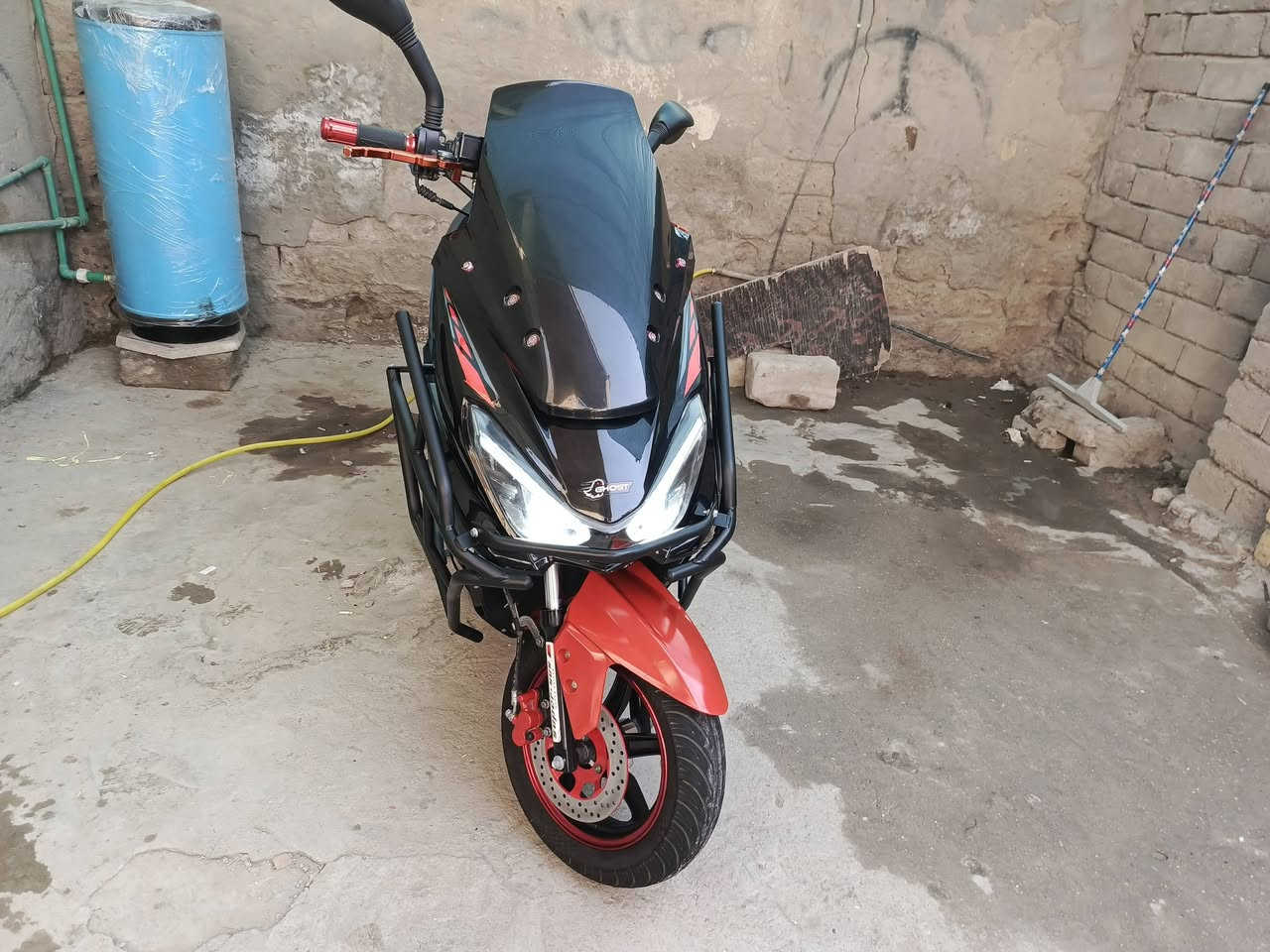 السلام عليكم ورحمة الله وبركاتة
دراجه گوست صيني موديل 2024 كفاله محرك شرط برغي مامفتوح بيها مطلعها على ايدي من المعرض ماشيه 4000 مابيها لاضربه الدراجه حلوه لون اسود ملكي مدرعه 
مكاني ناصريه الأسكان الصناعي 
للاتصال «***********»
السعر 800وبيه مجال بسيط للشراي
