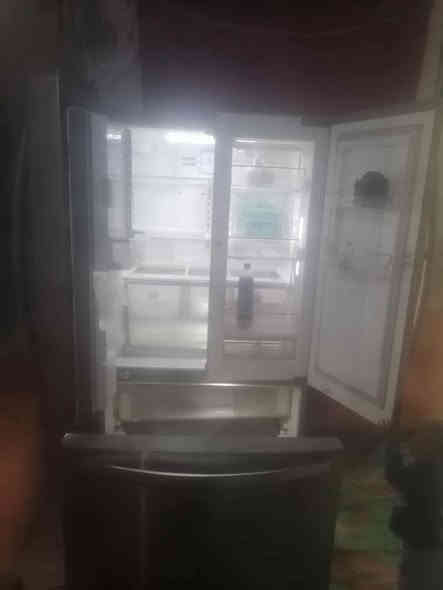 السلام عليكم 
ثلاجه للبيع نضيفه
استعمال قليل 
السعر 550 وبيه مجال 
للاستفسار 
الاتصال ***********
