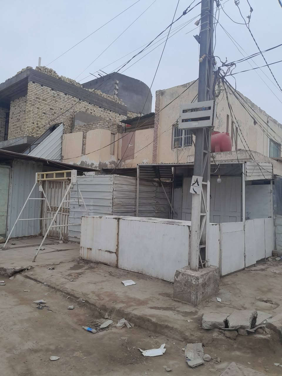 دار سكن في شارع الزهورالمساحة ١١٠ م مربع ١٠* ١١ ركن على الشارع فيها طابقين/ الأول ٢ غرف نوم وبراني وصالة وصحيات ومطبخ ومحل مؤجر ...
اما الطابق الثاني أيضا غرفتين وصالة وحمام وتواليت فقط ....
الاتصال على الرقم ***********
