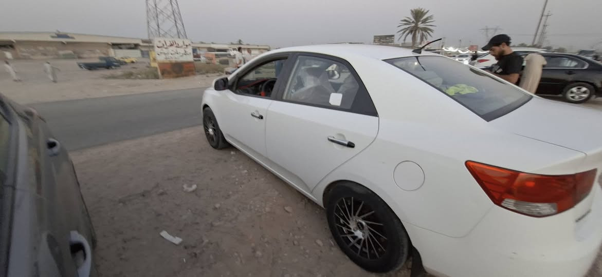 السلام عليكم سيراتو للبيع 2011
بيها باب مبدل الخلف السكن وهلال جاملغ الخلفي كير ومحرك خير من الله *********** السعر 110  وبيها مجال العنوان الزعفرانيه سياره مال بيت
