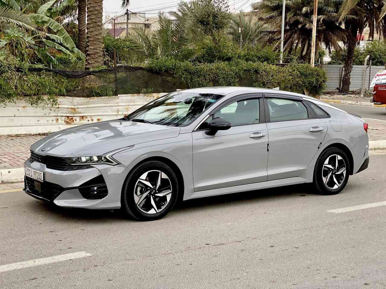 السلام عليكم 
K5 GT LINE 2021 
للبيع كي فايف جيتي لاين فول مواصفات عدا البانوراما 
لون سمنتي مميز رقم بغداد بأسمي تحويل مباشر 
بصمة تشغيل وبصمة ابواب وجنطة 
ترحيب عند الاقتراب وفتح الجنطه عند الاقتراب 
تشغيل عن بعد 
كشن كهرباء 
تبريد مناخين منفصل الصدر والسائق 
اربعة أنظمة قيادة سبورت ، نورمال ، كوستم ، سمارت 
رادار امامي جانبي خلفي 
مري كهرباء ونقطة عمياء 
قيادة ذاتية
شاشة كار بلي ،كامرا دوارة 
سيارة جديدة جداً صدر امامي وخلفي جديد تخم تايرات جديد ماشية 58 الف mi 
حادثها جانبي بدون دواخل موضح بالصور مع السونار ايرباك بردة فقط وراجع سستم
بالعراق انصبغ نص هلال جاملغ خلفي فقط موضح بالصور 
السعر 163 
📞*********** بغداد الكرخ
